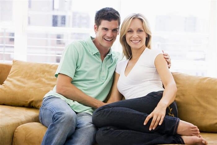 homem mais jovem conquistando mulher mais velha