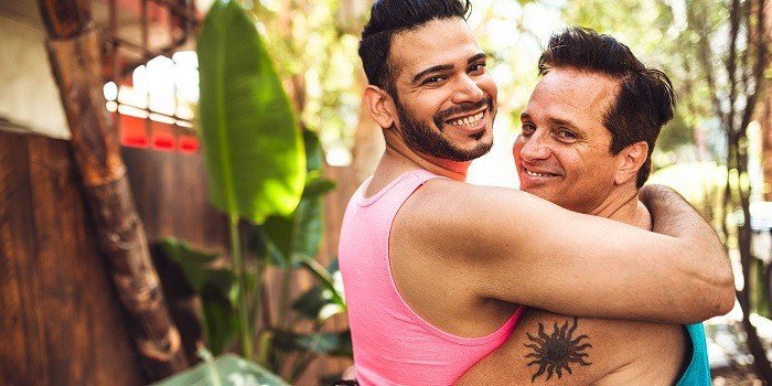 casal de homens gays