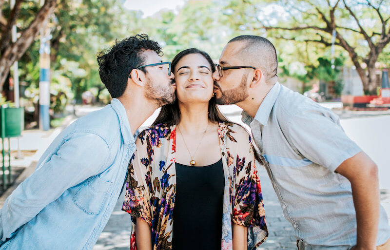 relacionamento a três beijo